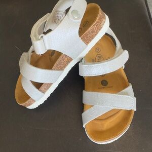 New PLAKTON Kids Silver Sandals Size 25
(US 8-8.5”